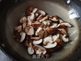 蘑菇炒鸡蛋的做法步骤：6