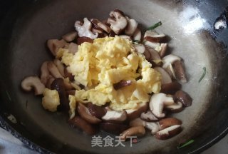 蘑菇炒鸡蛋的做法步骤：7