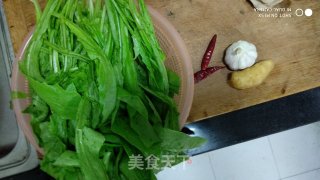 蒜茸油麦菜的做法步骤：1