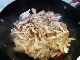 平菇炒肉片的做法步骤：5