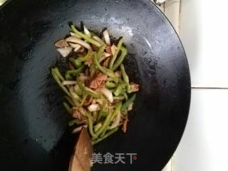 青椒肉炒饼的做法步骤：2