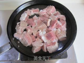 牛肉焖藕的做法步骤：1