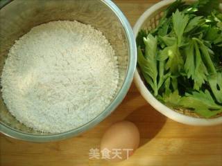 芹菜叶鸡蛋饼的做法步骤：1