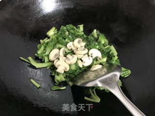 绣花锦蘑菇汤年糕的做法步骤：9