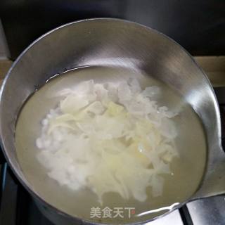 银耳雪梨粥的做法步骤：1