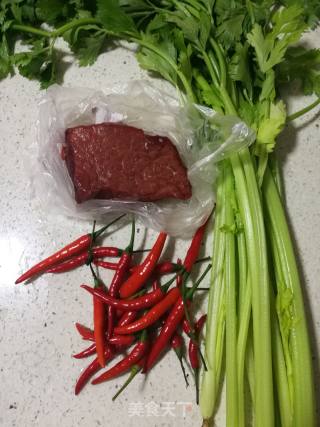 黑乐砂锅炒芹菜牛肉的做法步骤：1