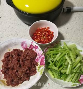 黑乐砂锅炒芹菜牛肉的做法步骤：5