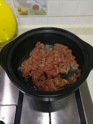 黑乐砂锅炒芹菜牛肉的做法步骤：8