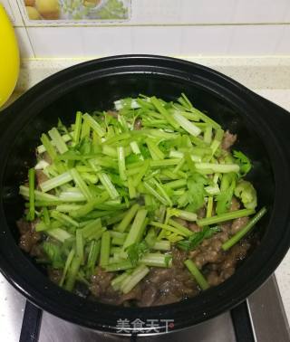 黑乐砂锅炒芹菜牛肉的做法步骤：10