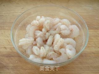 酸汤虾仁水饺的做法步骤：1