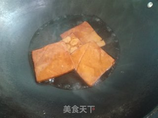 豆腐干拌核桃丁的做法步骤：1