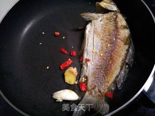 鲫鱼炖豆腐的做法步骤：4