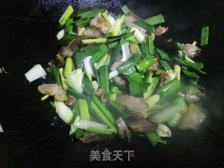 腊肉炒大蒜的做法步骤：7