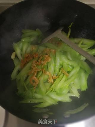 芹菜炒虾仁的做法步骤：3