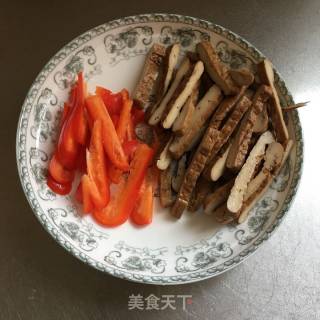 芹菜炒香干的做法步骤：3