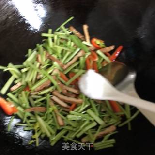 芹菜炒香干的做法步骤：9