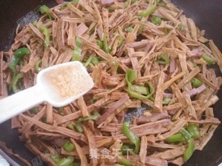 青椒腊肉炒笋干的做法步骤：15