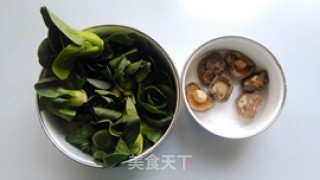 青菜炒香菇的做法步骤：1