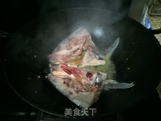 鱼头炖豆腐的做法步骤：5