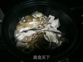 鱼头炖豆腐的做法步骤：7