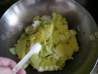 白菜炒土豆片的做法步骤：7