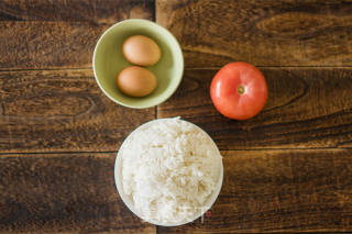 解决剩饭——番茄鸡蛋炒饭的做法步骤：1