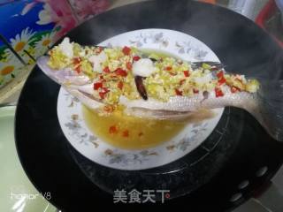 剁椒蒜蓉蒸鲈鱼的做法步骤：15