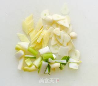 土豆青麻叶酸菜炖五花肉的做法步骤：1