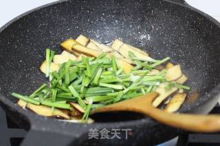 韭菜炒豆干的做法步骤：5