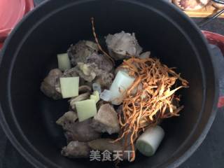 虫草花鸡汤的做法步骤：2