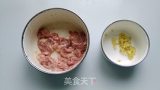 荠菜肉丝汤年糕的做法步骤：2