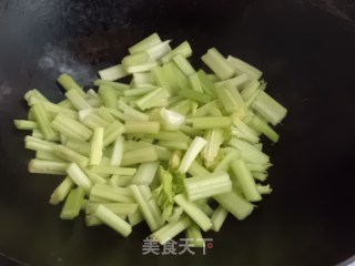 火腿炒芹菜的做法步骤：7