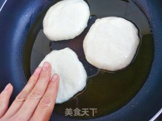 发面黑芝麻糖饼的做法步骤：7