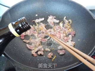 胡萝卜蒜苔炒肉的做法步骤：7