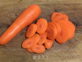 胡萝卜泥（宝宝辅食）的做法步骤：1