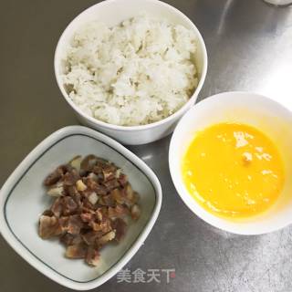 蚝油腊肠蛋炒饭的做法步骤：1