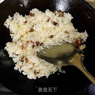 蚝油腊肠蛋炒饭的做法步骤：4