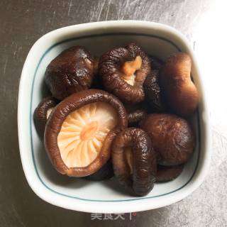 香菇烧油豆腐的做法步骤：1