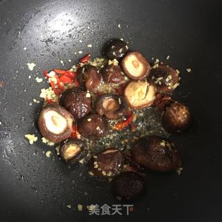 香菇烧油豆腐的做法步骤：5