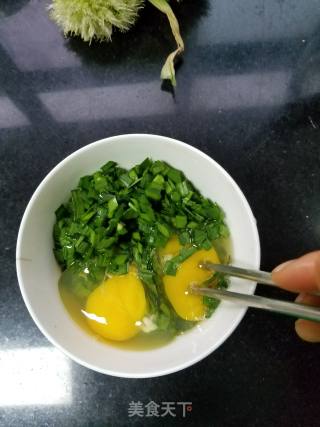 韭菜鸡蛋炒虫草花的做法步骤：2