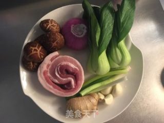 洋葱酥卤肉饭的做法步骤：1