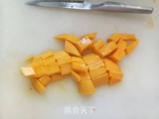 夏日饮品   芒果汁的做法步骤：2