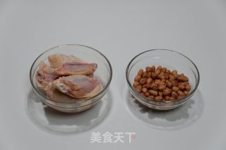 南乳花生焖鸡翅的做法步骤：1