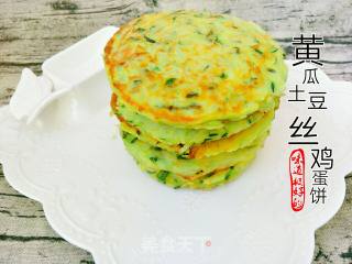 黄瓜土豆丝鸡蛋饼的做法步骤：1