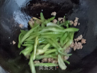 肉末炒芹菜的做法步骤：5