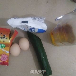 青瓜榨菜炒鸡蛋的做法步骤：1