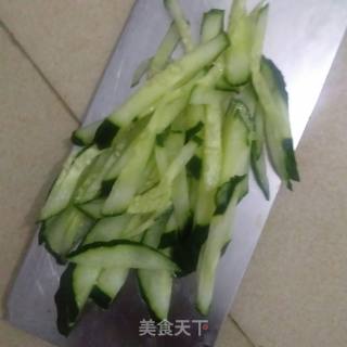 青瓜榨菜炒鸡蛋的做法步骤：2