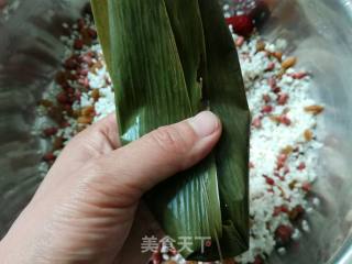 红豆葡萄干蜜枣粽的做法步骤：9