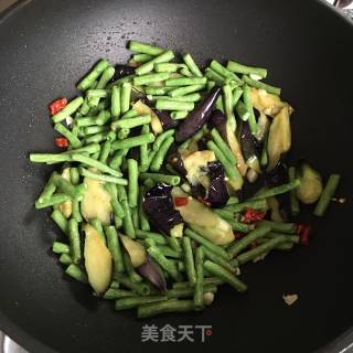 茄子炒豆角的做法步骤：8