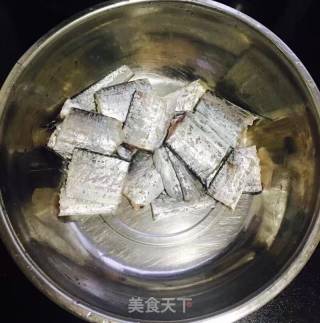 酱烧带鱼的做法步骤：1